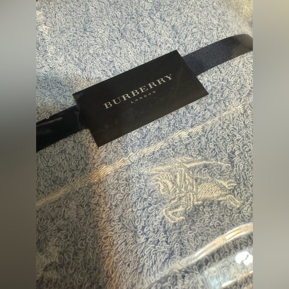 Authentic Burberry Towel gift set NIB - Picture 4 of 4